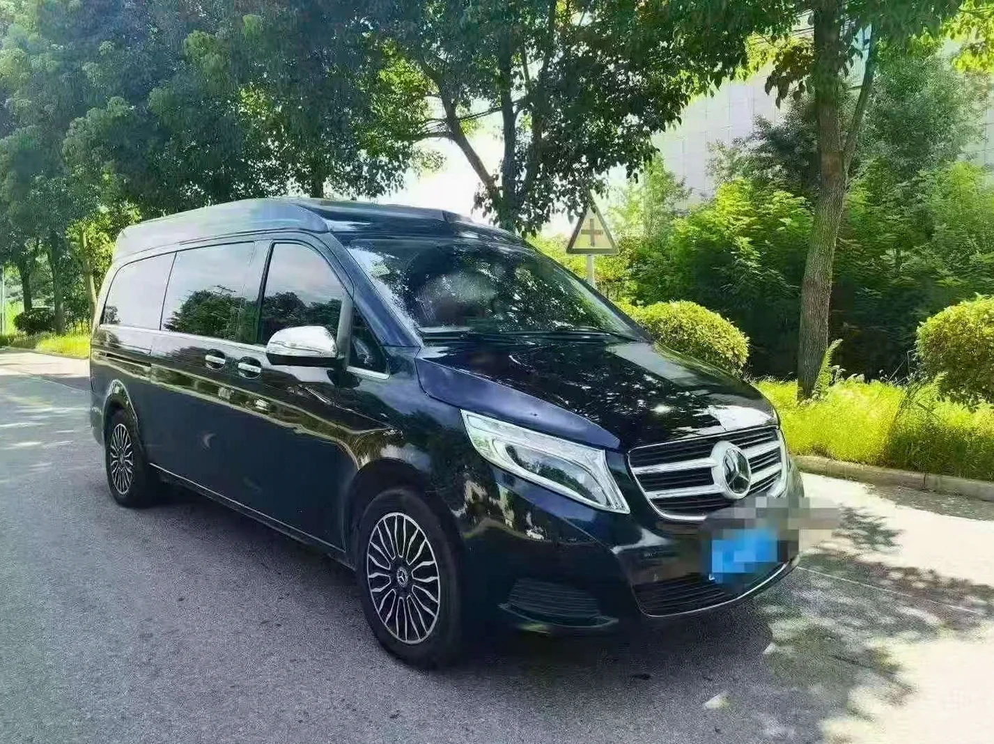 奔驰V 正面外观三