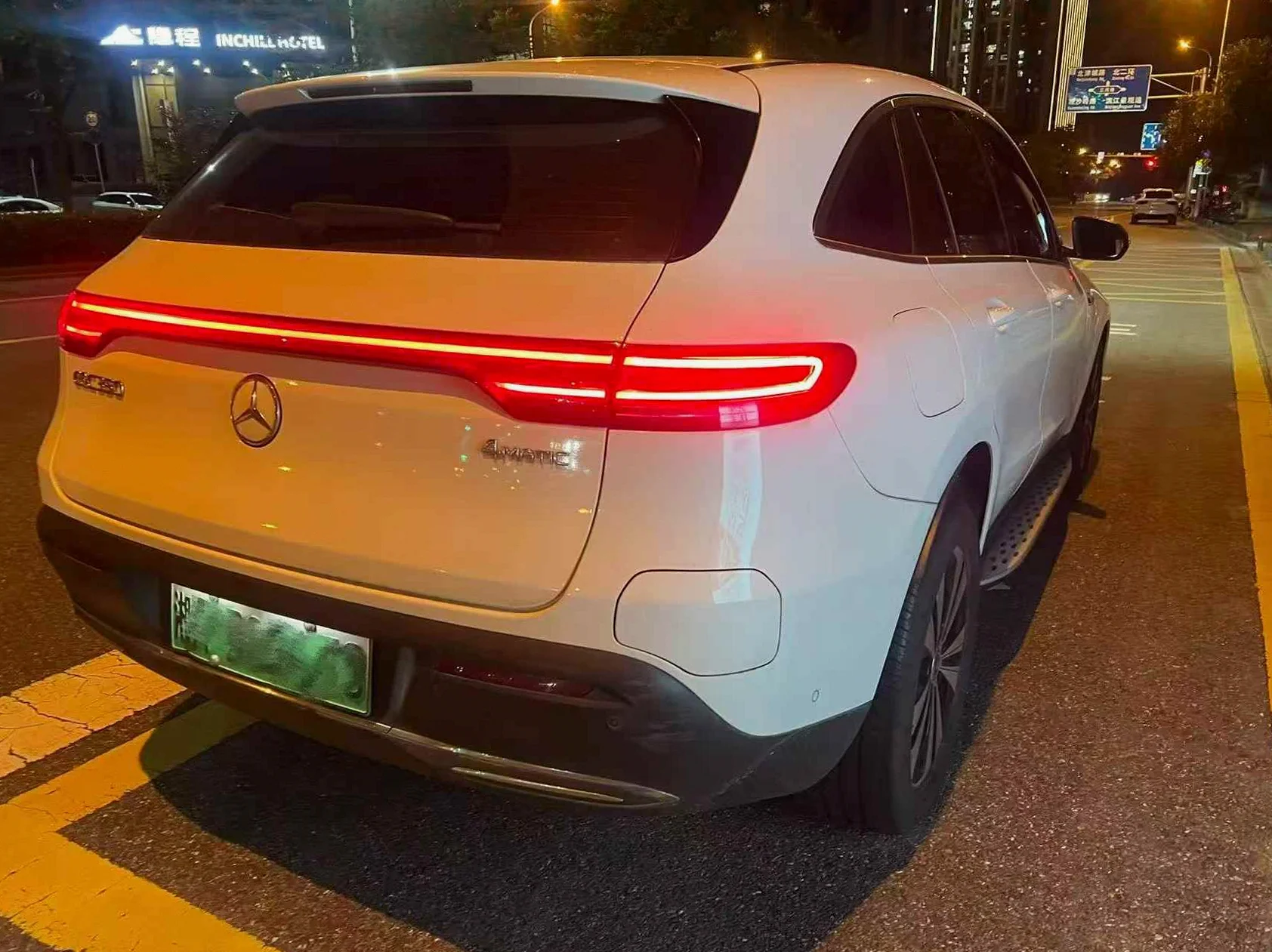 奔驰EQC 后面外观二