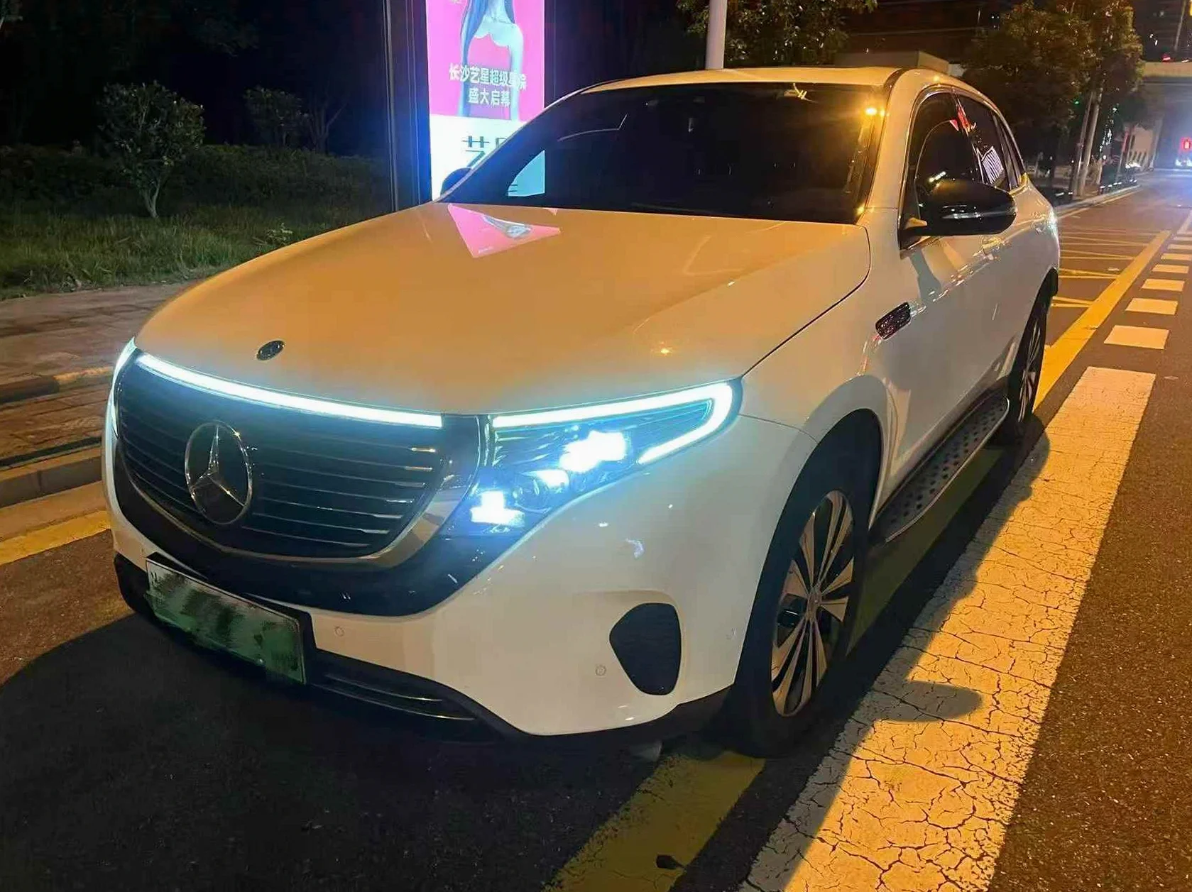 奔驰EQC 正面外观二