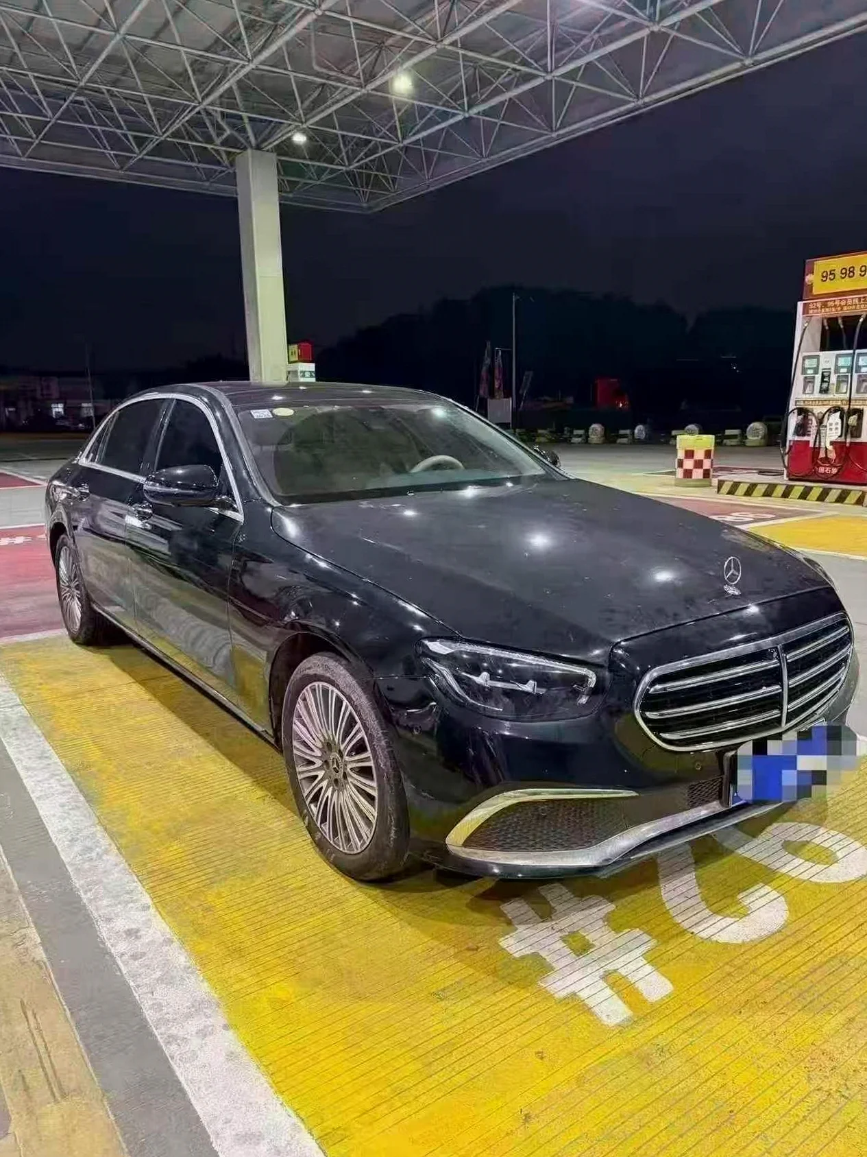 奔驰E 正面外观三