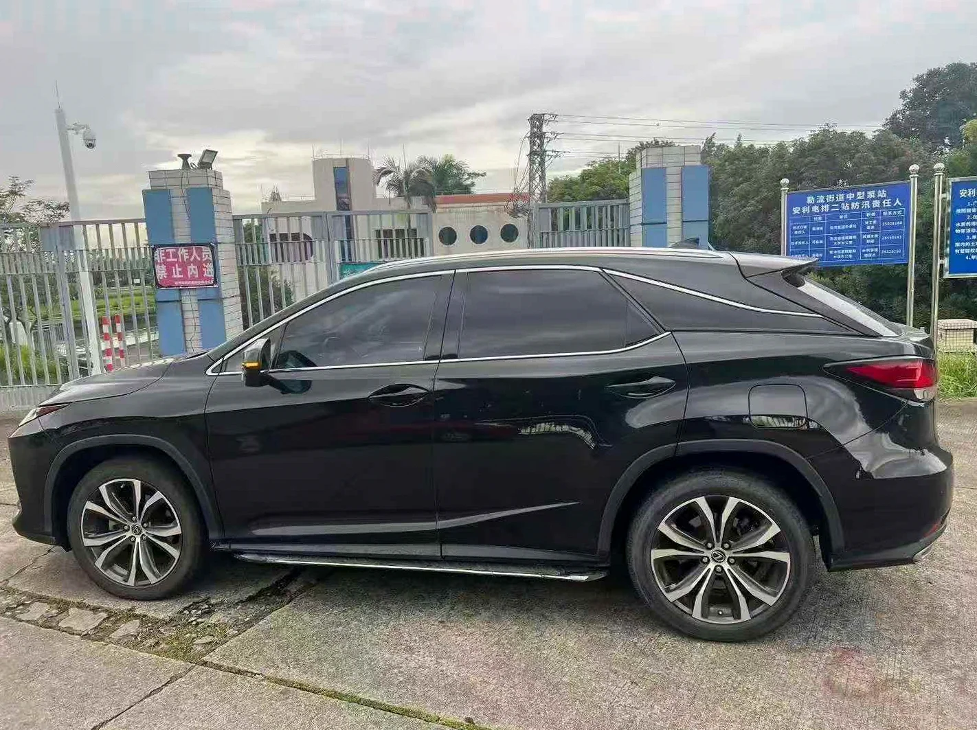雷克萨斯RX 后面外观三