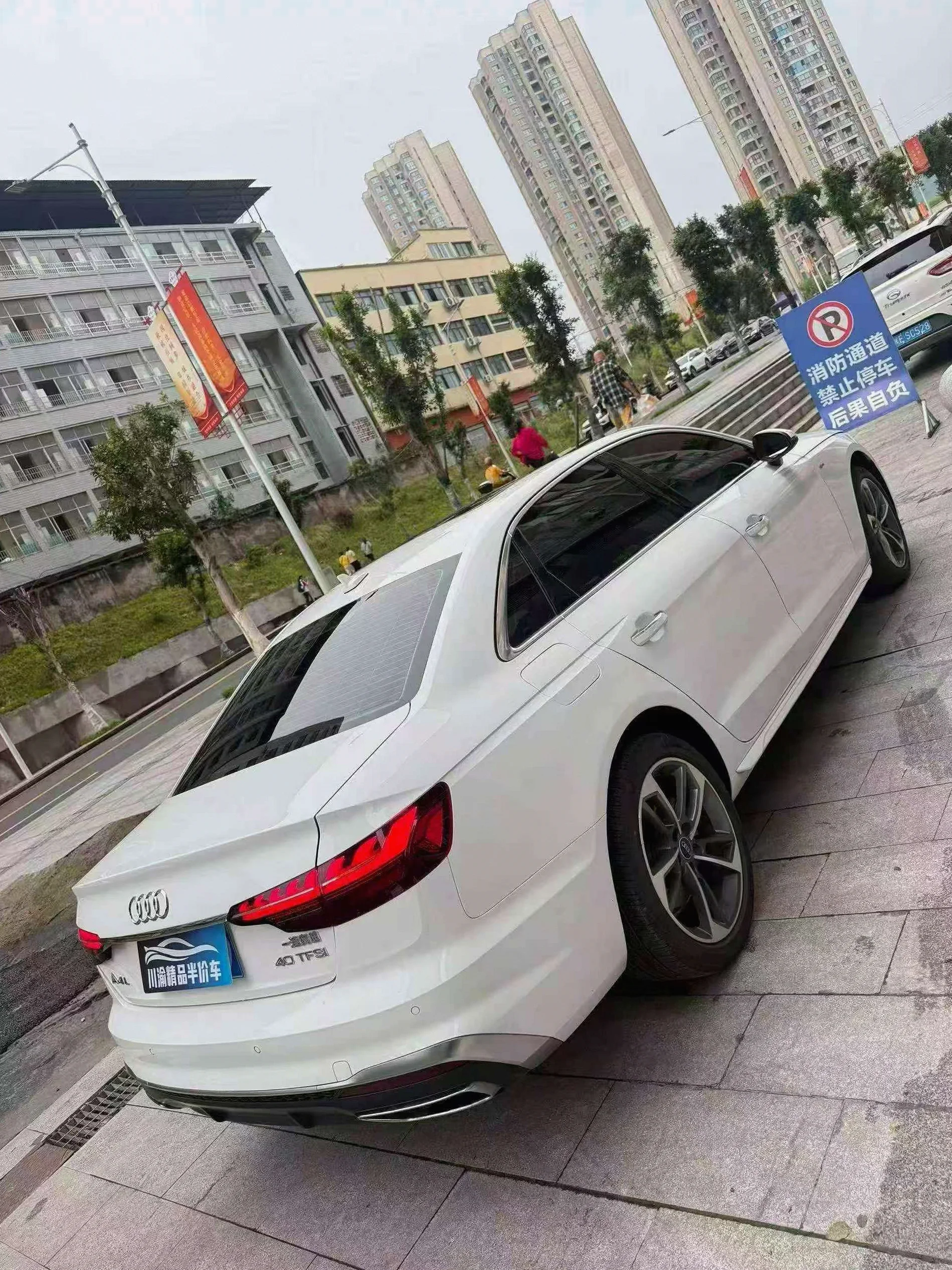 奥迪A4L 内饰前排