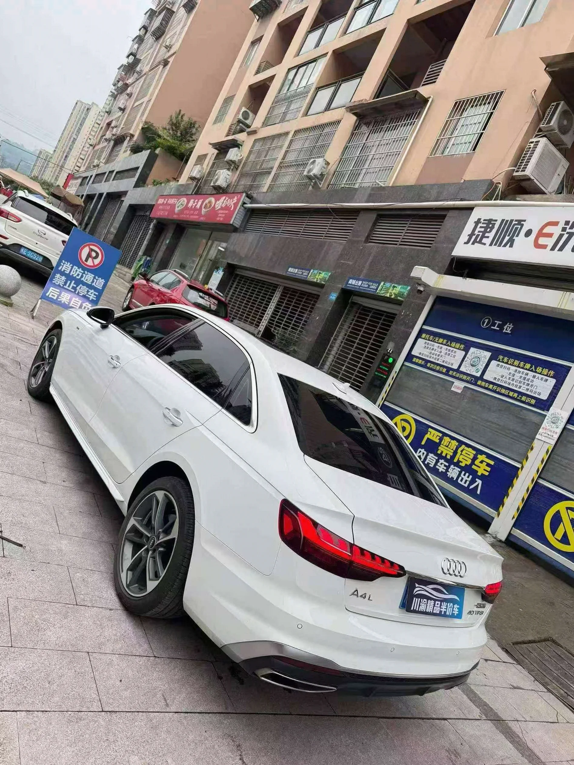 奥迪A4L 内饰后排