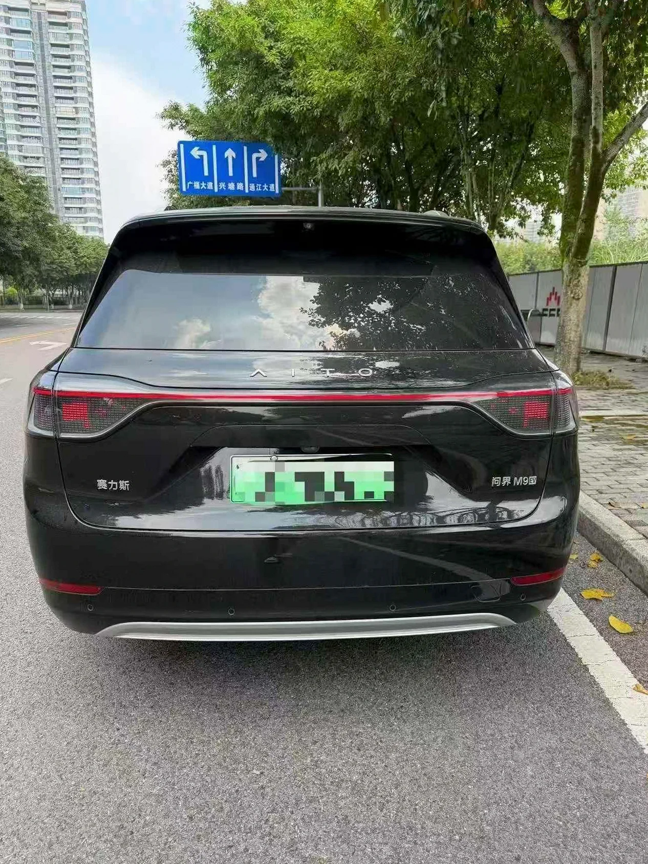 华为智选问界 后面外观一