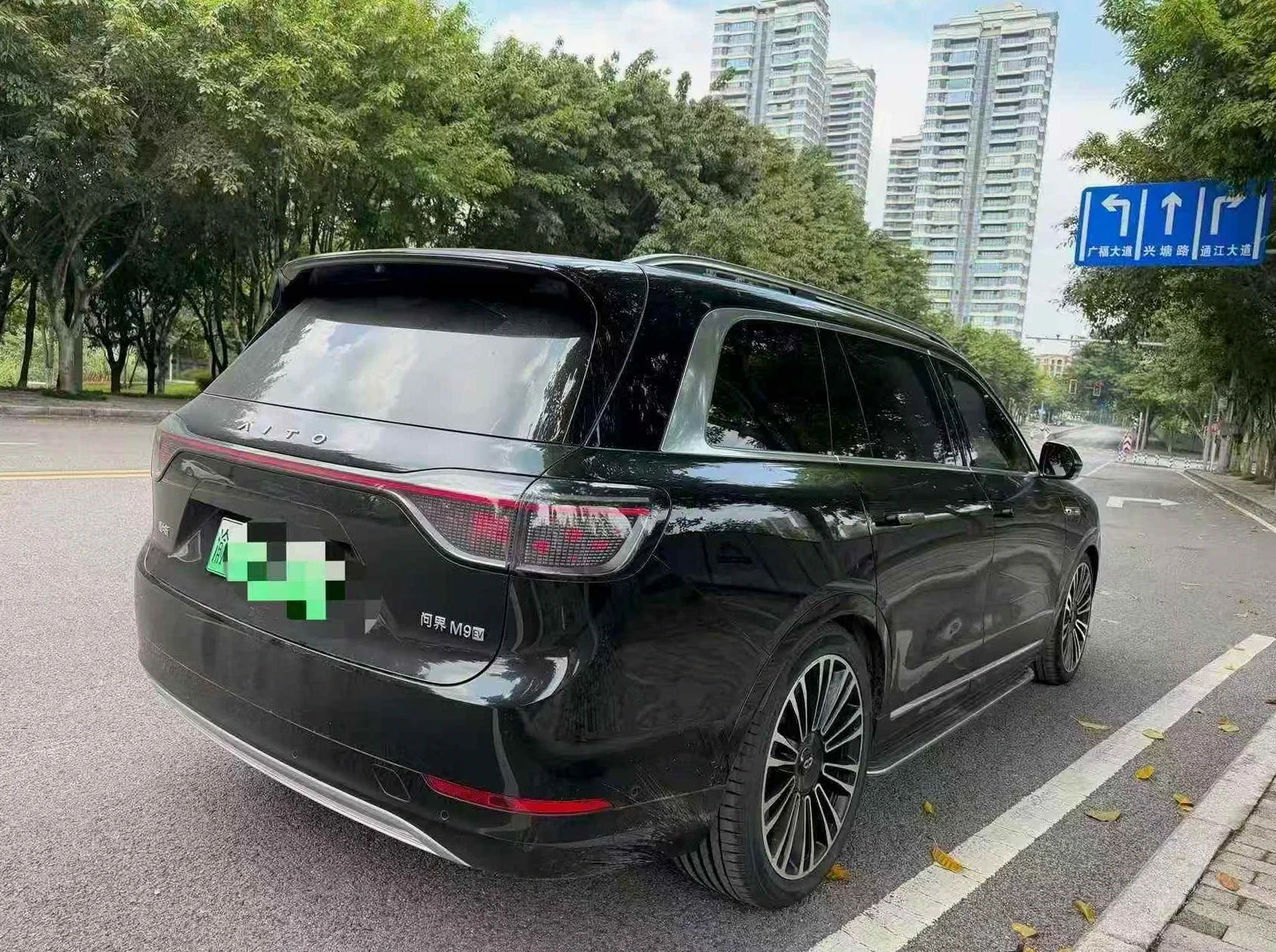 华为智选问界 后面外观二