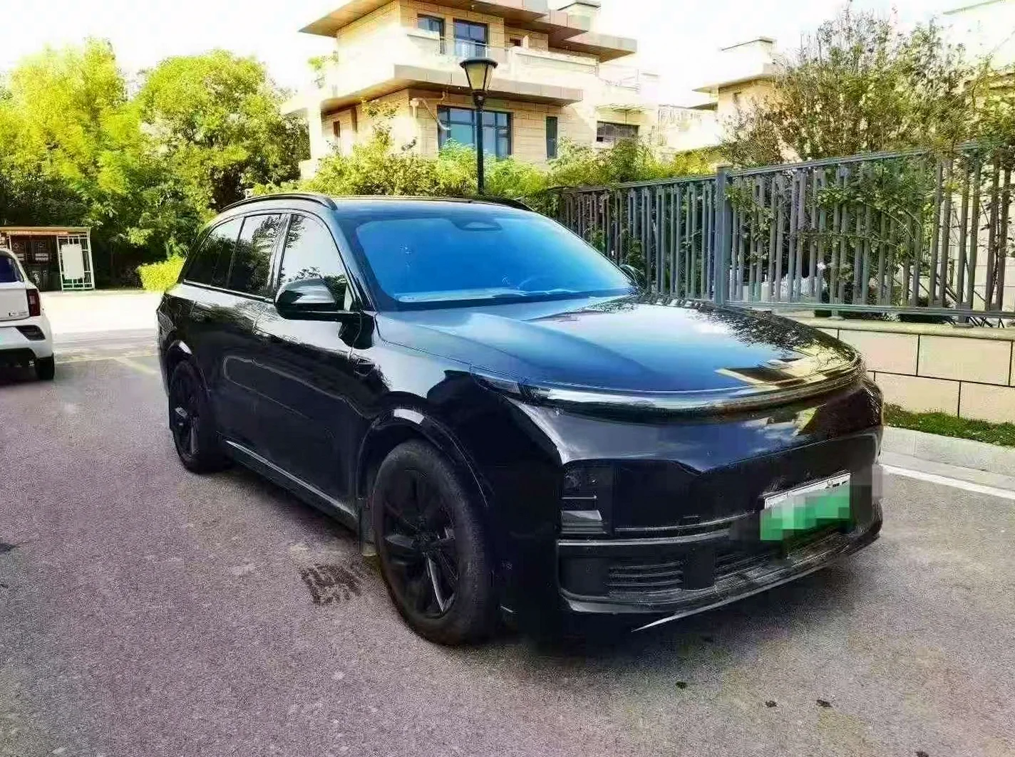 理想L8 正面外观三